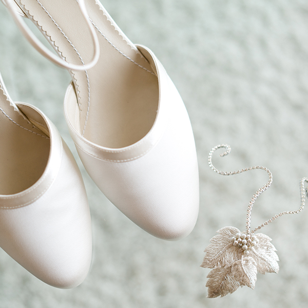 Bei den Schuhen gilt: Je aufwendiger das Kleid, desto dezenter auch das Schuhwerk