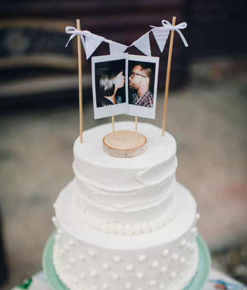 Ein besonderer Hingucker für die Hochzeitstorte: 2 Polaroids des Brautpaares