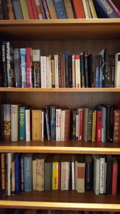 In der Bibliothek gibt es kostenlos Bücher zum Ausborgen.