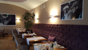 Das Restaurant ist in warmen Tönen gehalten und sehr gemütlich.