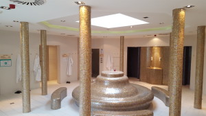 Der Spa-Bereich mit Saunen, Dampfbad und Ruheliegen