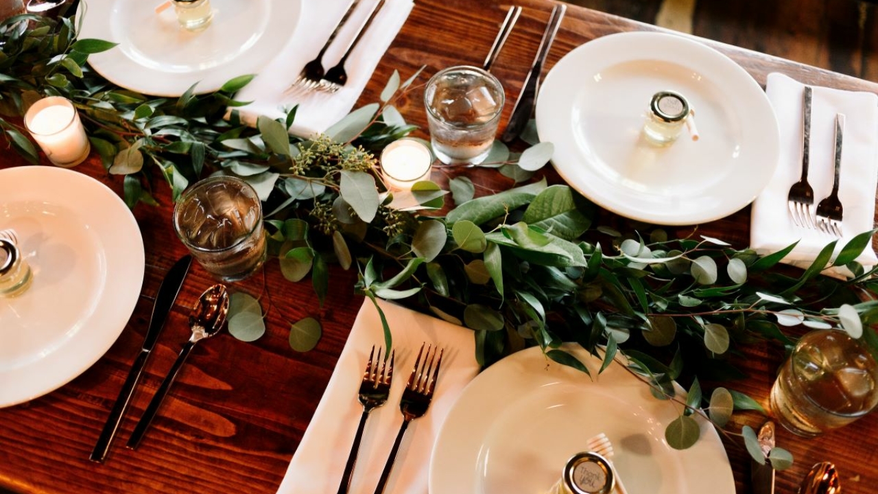 Schönes Gedeck Mit Tonware Und Blumen Für Eine Partei, Hochzeitsempfang Oder Anderes Festliches Ereignis 86960037