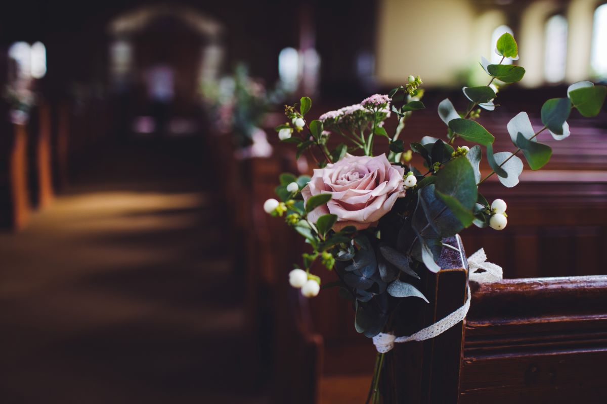 Kirchendeko für die Hochzeit: Tipps & Ideen
