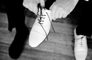 Accessoires für den Bräutigam: Mit weißen Schuhen setzt Mann moderne Akzente