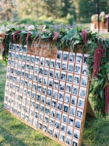Ein Sitzplan der anderen Art: Polaroids geben dem Plan ein Gesicht