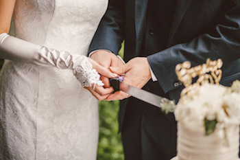 Bei einer Sommerhochzeit sollte man die Hochzeitstorte erst in den Abendstunden oder gegen Mitternacht anschneiden