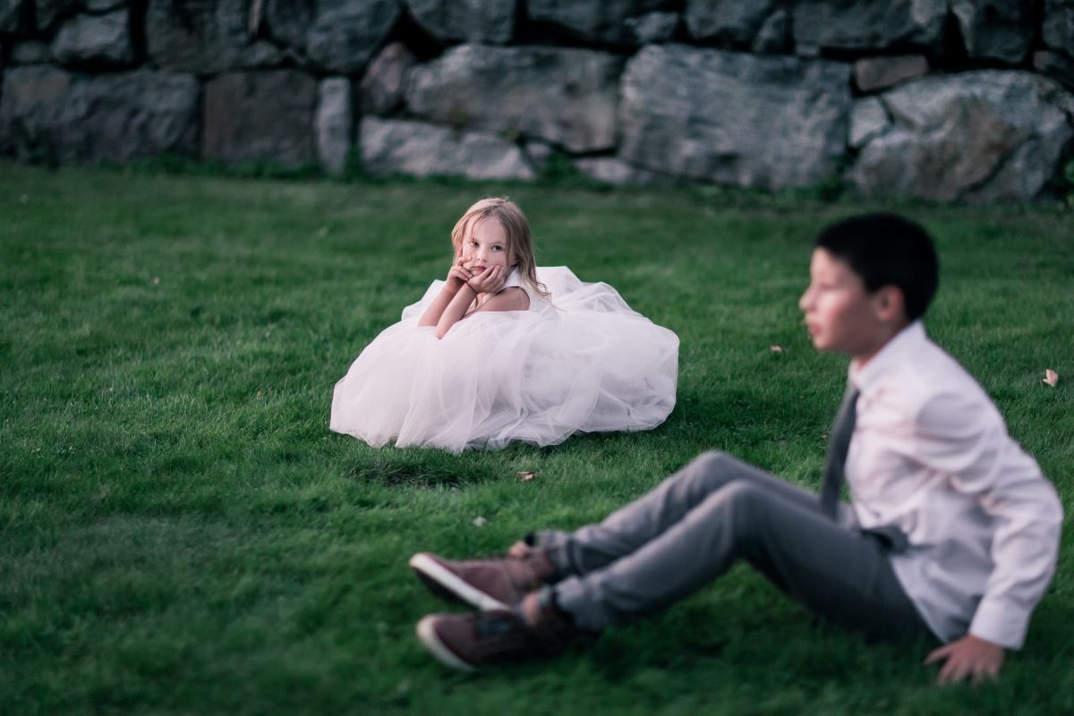 Kinder auf der Hochzeit unterhalten