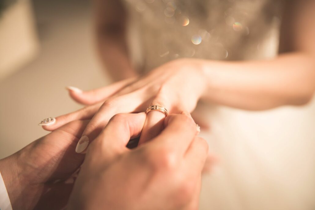 Dein großer Tag - Die Hochzeit - Mann steckt Frau Ring an den FInger
